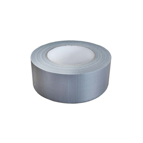 Rol van grijze duct tape, 50mm breed en 50m lang, ideaal voor diverse toepassingen zoals reparaties, bundelen en isoleren.